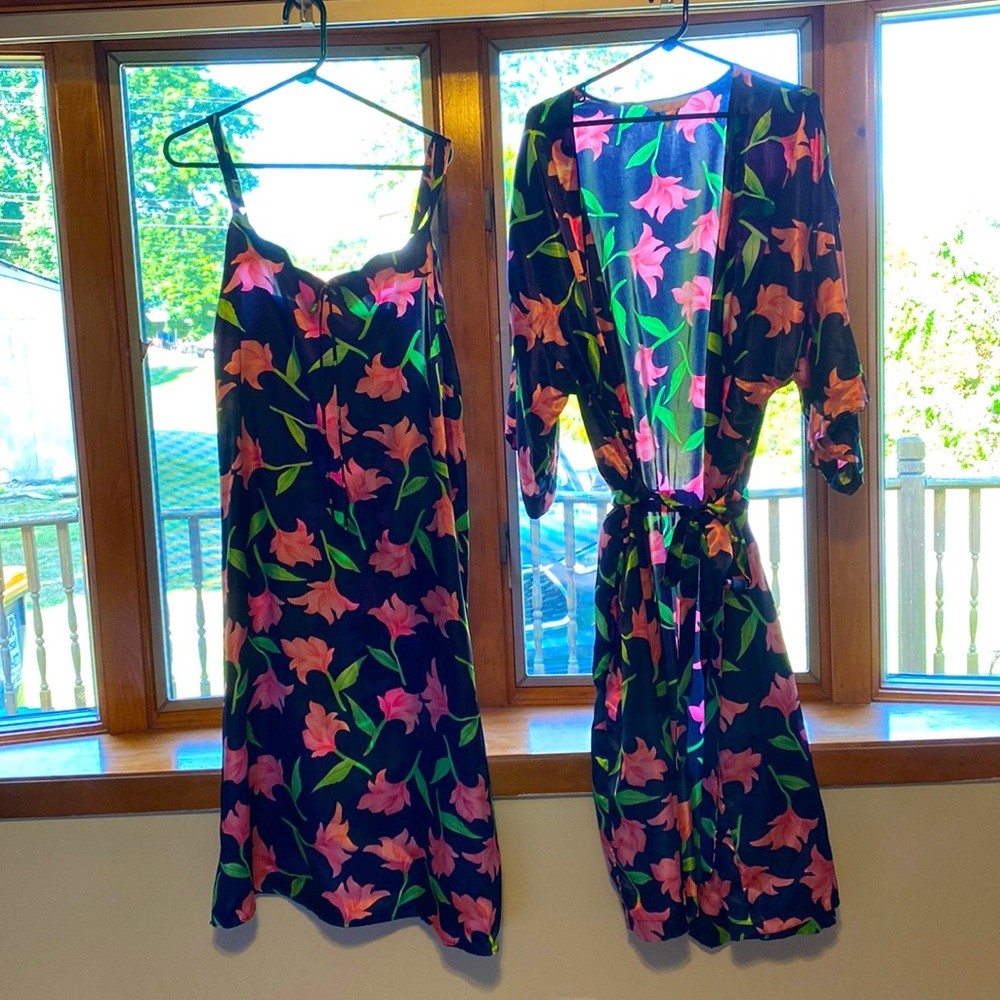 Cacique nightgown and robe.